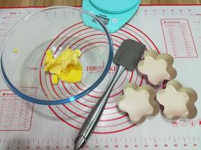 1. 黄油室温软化
用到法焙客的花瓣形蛋挞模