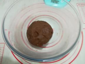 3. 用刮刀按压成团，用保鲜袋装，放进冰箱冷藏半小时