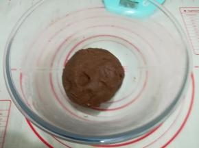 3. 用刮刀按压成团，用保鲜袋装，放进冰箱冷藏半小时