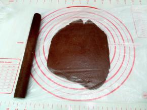 4. 拿出饼皮用一个大号的包鲜袋装着擀成5mm的薄片
这时可先预热烤箱175度上下火10分钟