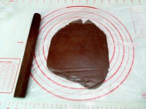 4. 拿出饼皮用一个大号的包鲜袋装着擀成5mm的薄片
这时可先预热烤箱175度上下火10分钟