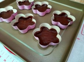 6. 码在模具上，用叉子搓小孔
