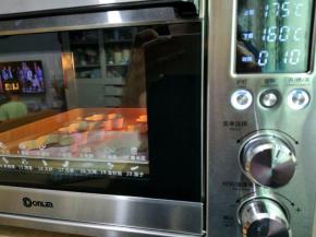 7. 送进预热好的烤箱上火175度下火160度15分钟