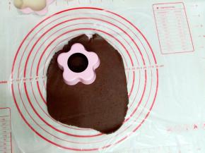 5. 用模具压出饼皮