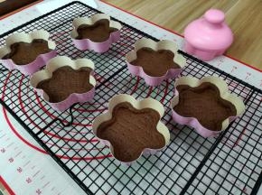 8. 烤好的饼干放烤网上晾凉