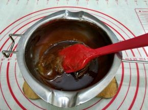 11. 把泡好的丁吉利片捞出挤干水放进巧克力酱搅拌至丁吉利片溶化放一旁晾凉即可