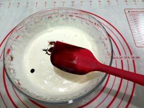 13. 把巧克力酱和淡奶油混合在一起