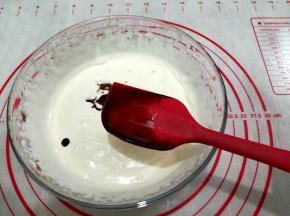 13. 把巧克力酱和淡奶油混合在一起