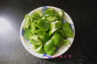将青椒洗净去籽，手掰成小块备用；