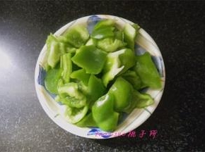 将青椒洗净去籽，手掰成小块备用；