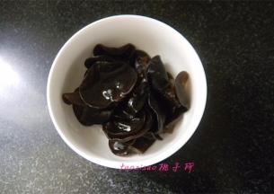 提前将木耳泡发；