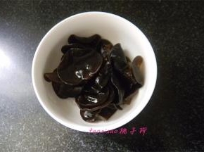 提前将木耳泡发；