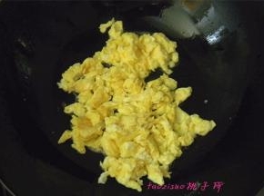 炒锅内倒入食用油将鸡蛋炒散；