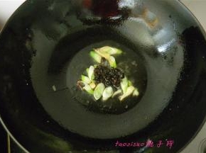 炒锅内倒入食用油，放入葱姜丝、豆豉辣酱煸炒出香味；