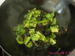 放入青椒块和水发木耳翻炒；