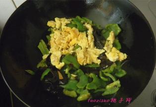 再倒入炒好的鸡蛋，放入食盐、鸡粉调味后翻炒均匀即可。