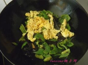 再倒入炒好的鸡蛋，放入食盐、鸡粉调味后翻炒均匀即可。