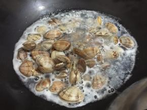 4. 烫至开口即可捞出，不能烫太久，要不肉就老了