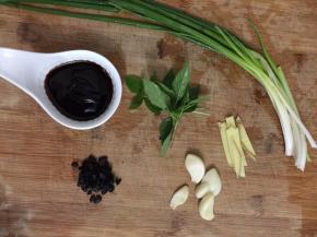 2. 把材料先准备好，酱汁先用小碗调好