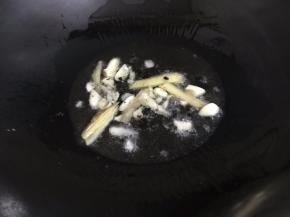 5. 把姜丝蒜蓉和豆鼓爆香