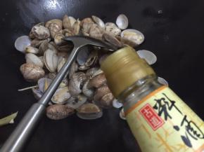 7. 加入料酒翻炒