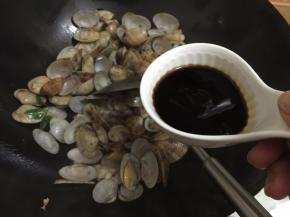 9. 加入生抽和蚝油再翻炒几下