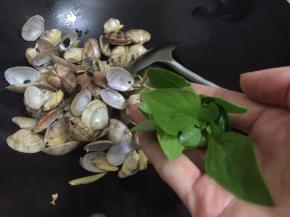 8. 加入罗勒翻炒均匀