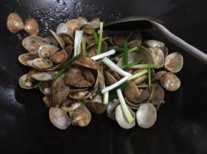 11. 加入葱，再翻炒几下即可出锅