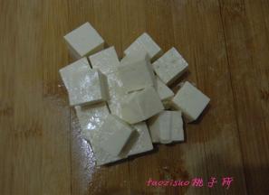 将豆腐切1.5CM见方的小块；