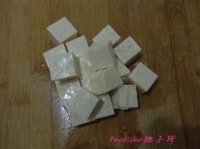 将豆腐切1.5CM见方的小块；