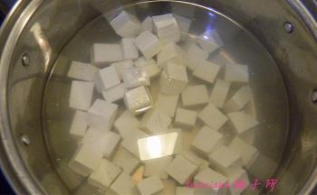 煮锅内放水，放入食盐，倒入切好的豆腐焯烫2分钟，捞出过凉水；