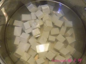 煮锅内放水，放入食盐，倒入切好的豆腐焯烫2分钟，捞出过凉水；