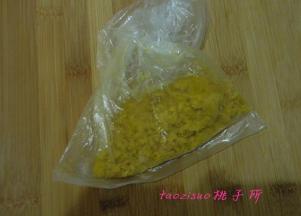 咸蛋黄放入保鲜袋内，用擀面杖擀碎；