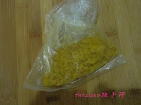 咸蛋黄放入保鲜袋内，用擀面杖擀碎；