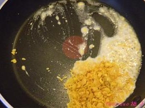 平锅内放入食用油，油温五成热放入擀碎的咸蛋黄，煸炒；