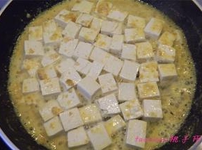 倒入焯好的豆腐，淋上水淀粉勾薄芡出锅装盘撒上香葱即可。
