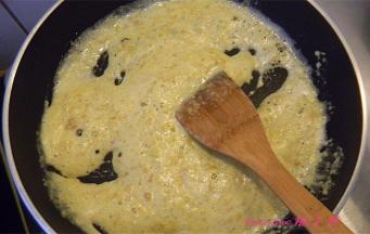 用翻铲不停地搅拌，将蛋黄炒透；