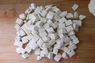 将馒头切1公分的方丁；