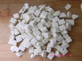 将馒头切1公分的方丁；