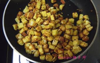 再放入切好的火腿肠丁，撒上辣椒粉、孜然粉、食盐、白芝麻拌匀，关火就可以吃啦。