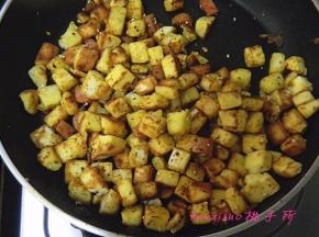 再放入切好的火腿肠丁，撒上辣椒粉、孜然粉、食盐、白芝麻拌匀，关火就可以吃啦。