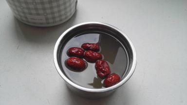 在不锈钢容器中加入800g 水.