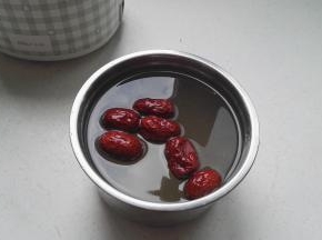 在不锈钢容器中加入800g 水.