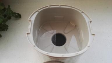 饭盒机体内，另外加水至最高水位线以下。