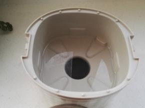 饭盒机体内，另外加水至最高水位线以下。