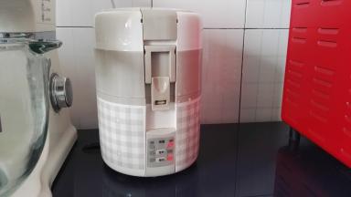 插上电源，按定时键4次，灯10、30都亮，表示煮粥时间为40分钟。