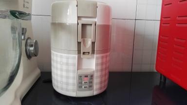 听到嘀嘀嘀声音提示，粥就煮好了，饭盒进入保温状态。