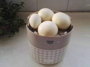 打开盖，取出馒头，咸鸭蛋。