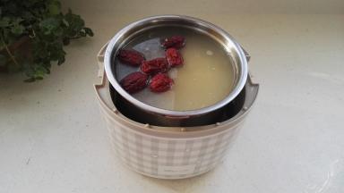 取出层架，香浓的小米粥熬好了, 盛出享用美味吧。