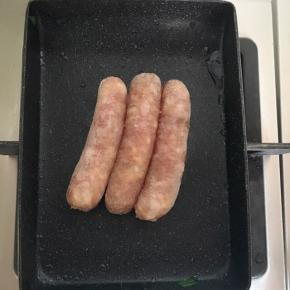 先在玉子烧里加少许油，小火煎制香肠至金黄色（在煎香肠时，因为很香，我家的三个孩子都跑到了厨房来看我煎香肠）